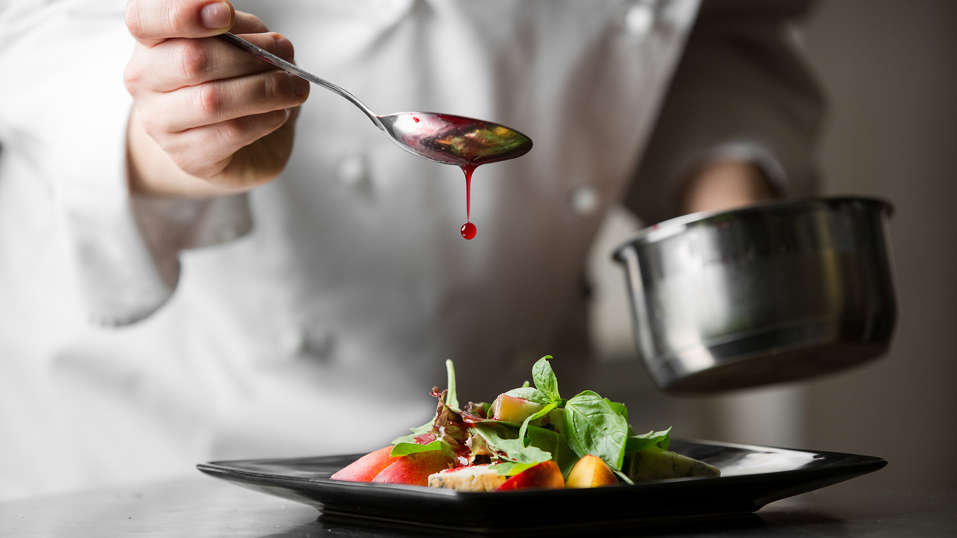 Vom „Chef de Cuisine“ bis zum „Saucier“: Welche Posten gibt es in der Küche?
