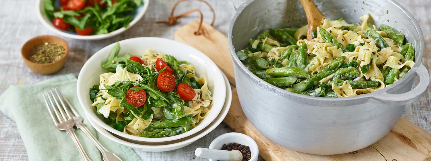 one-pot-pasta mit italienischen kräutern und grünem spargel