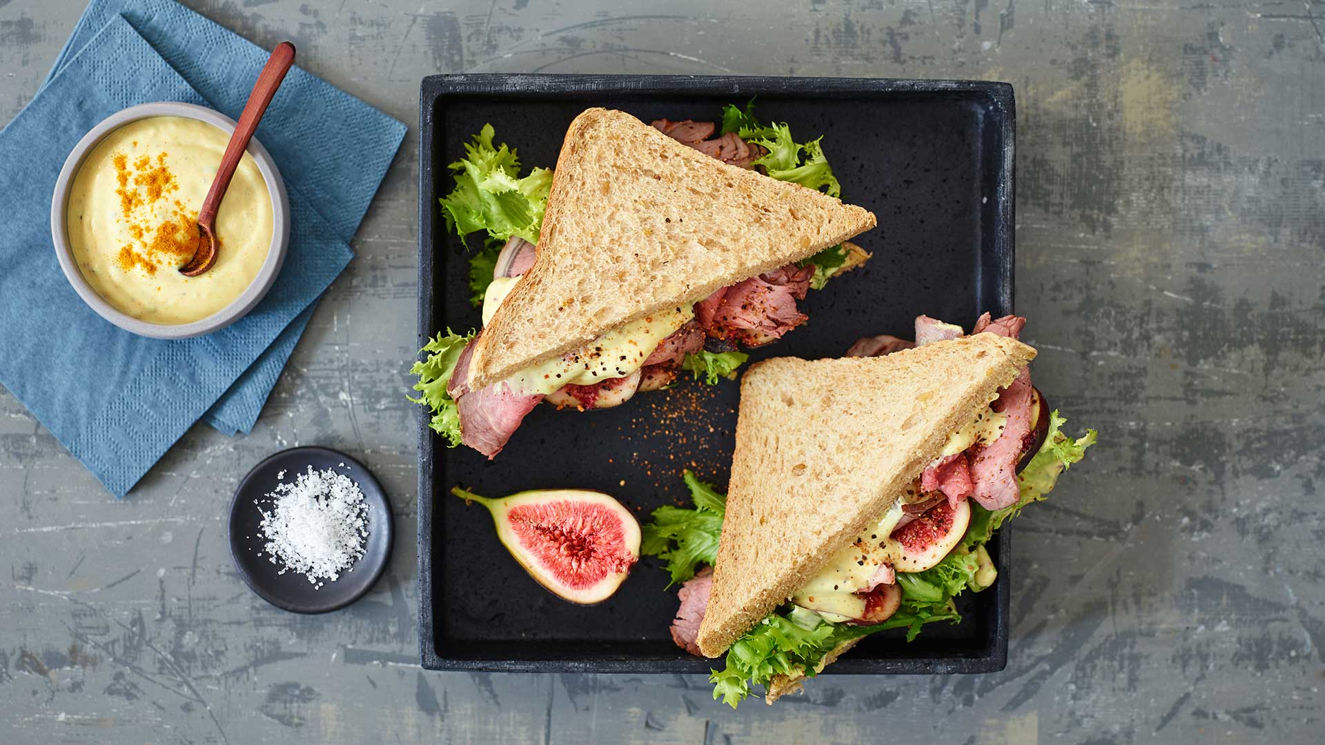 Pfeffer-Roastbeef-Sandwich mit Kurkuma-Mayonnaise