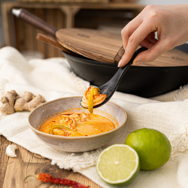 Scharf-säuerliche Kokos-Currysuppe mit Garnelen