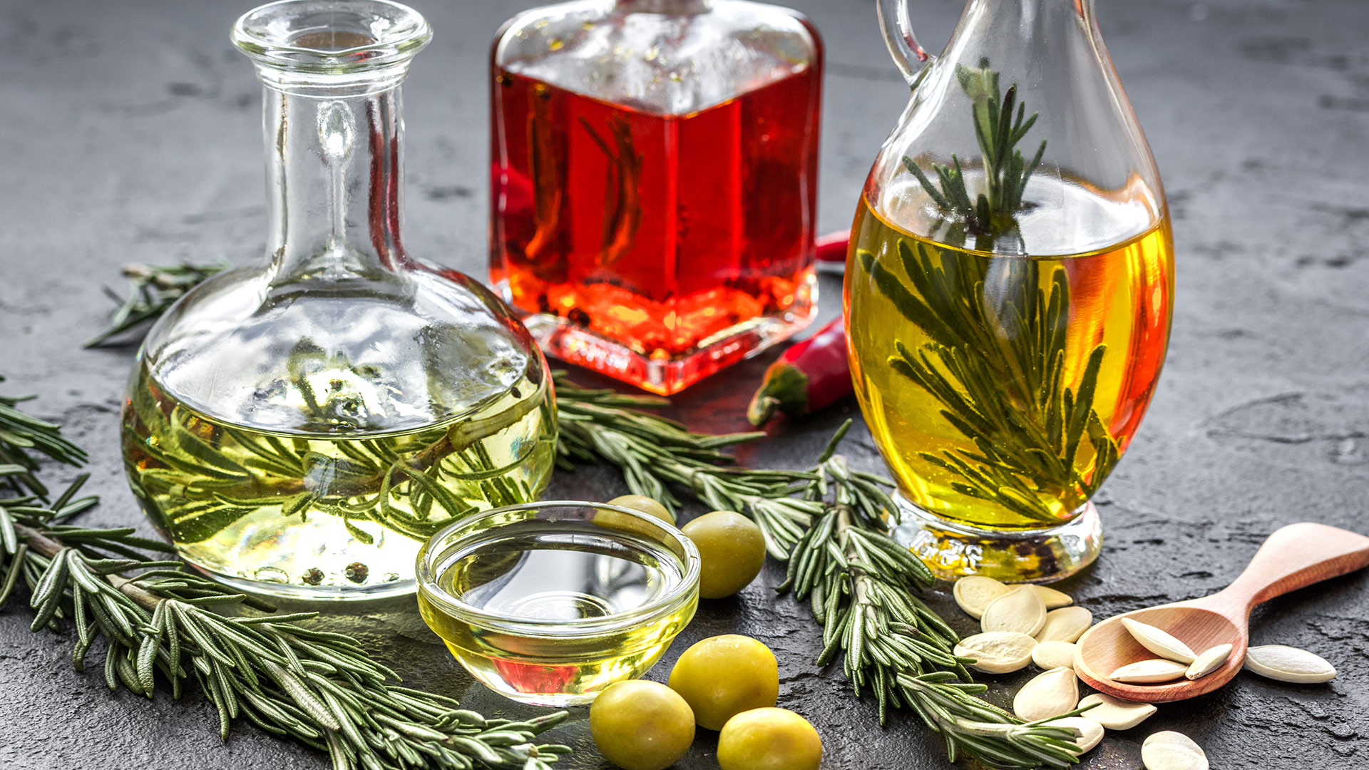 Aromatisierte Speiseöle mit Kräutern und Gewürzen