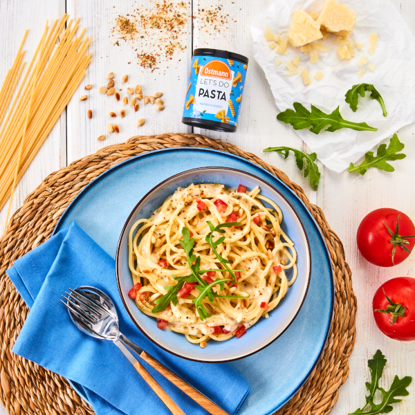 Spaghetti in feiner Parmesan-Sahne Sauce mit Rucola und Pinienkerne