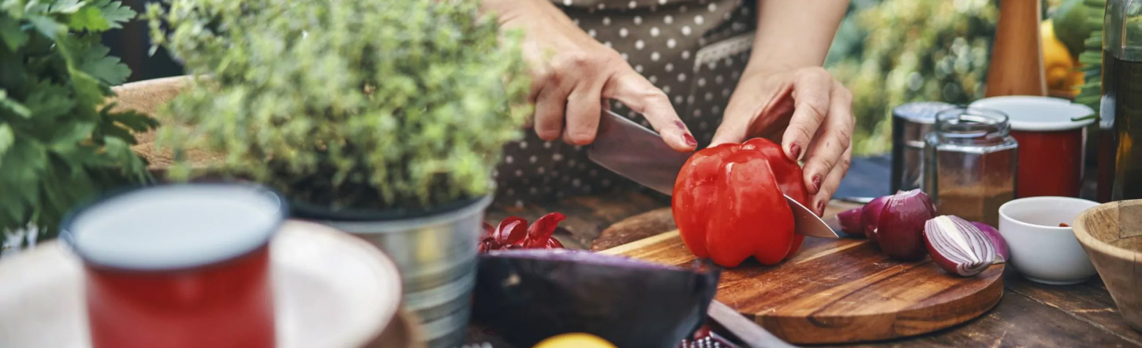 Eine Frau schneidet Paprika. Wissenswertes aus der mediterranen Küche