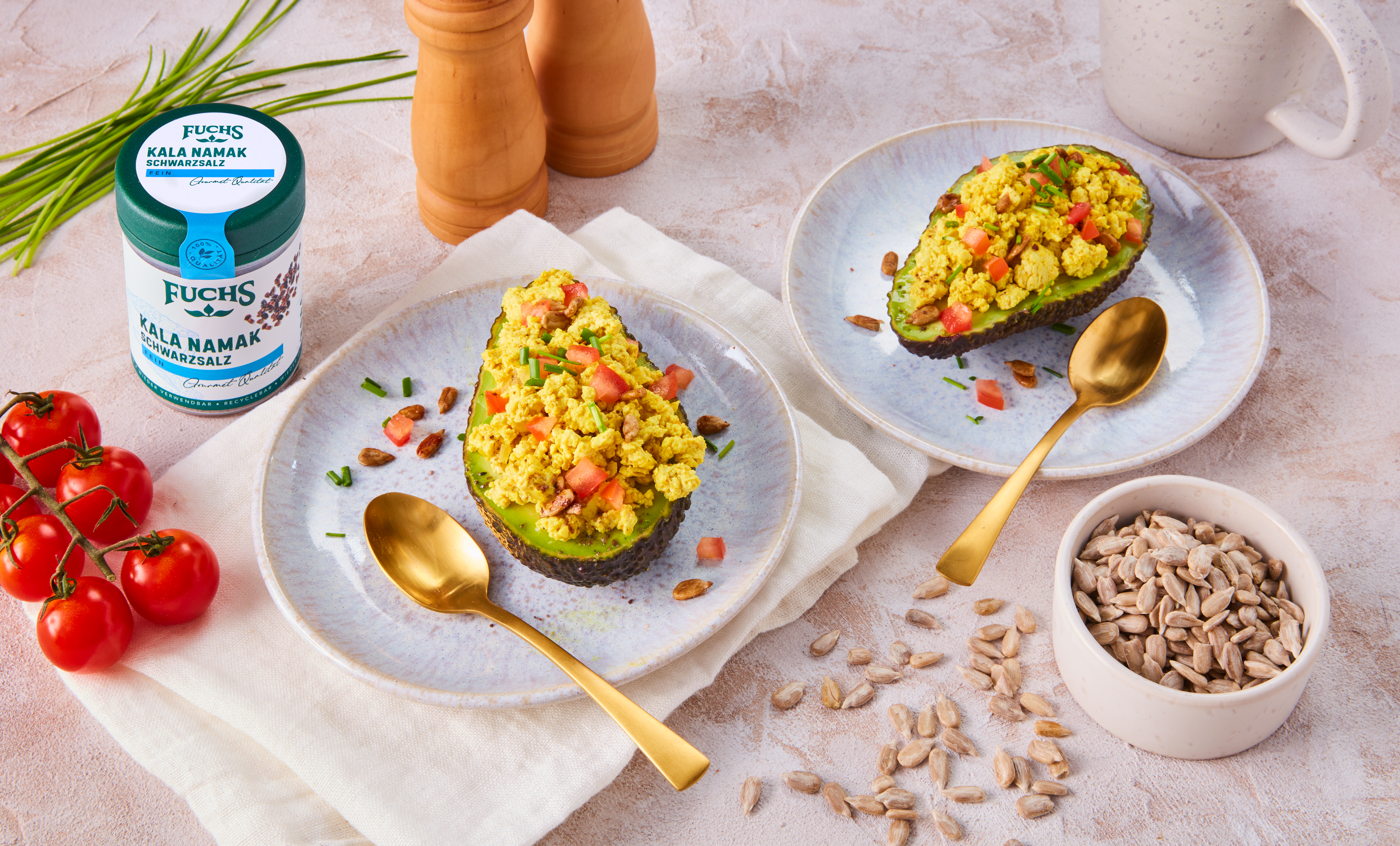 Gefüllte Avocado mit veganem Rührei