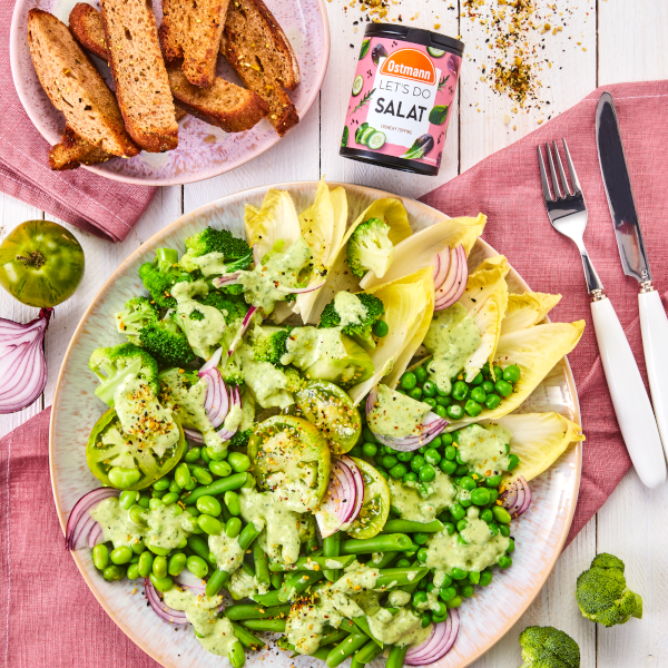 Grüner Gemüse-Salat mit Pestocreme