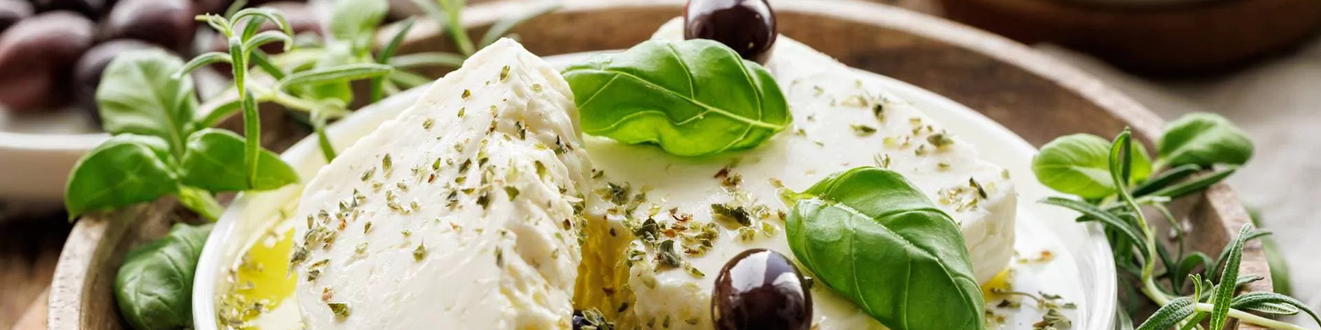 Fetakäse mit Oliven, Kräutern und Olivenöl